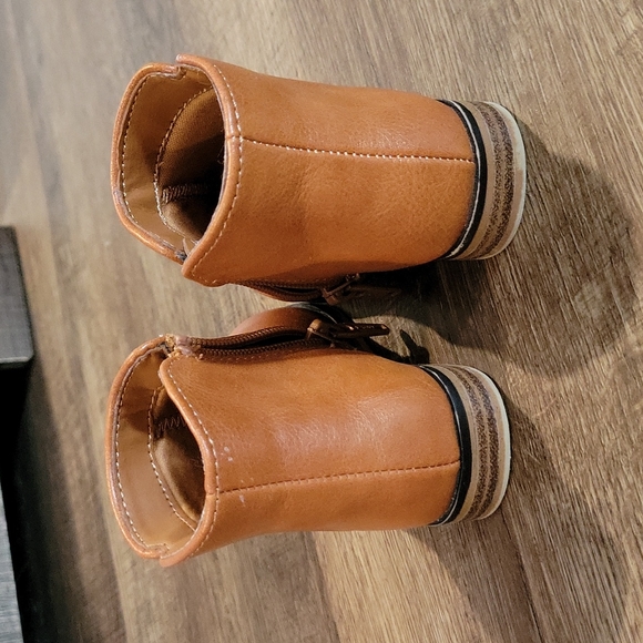 Brown Cat and Jack booties - Picture 2 of 4